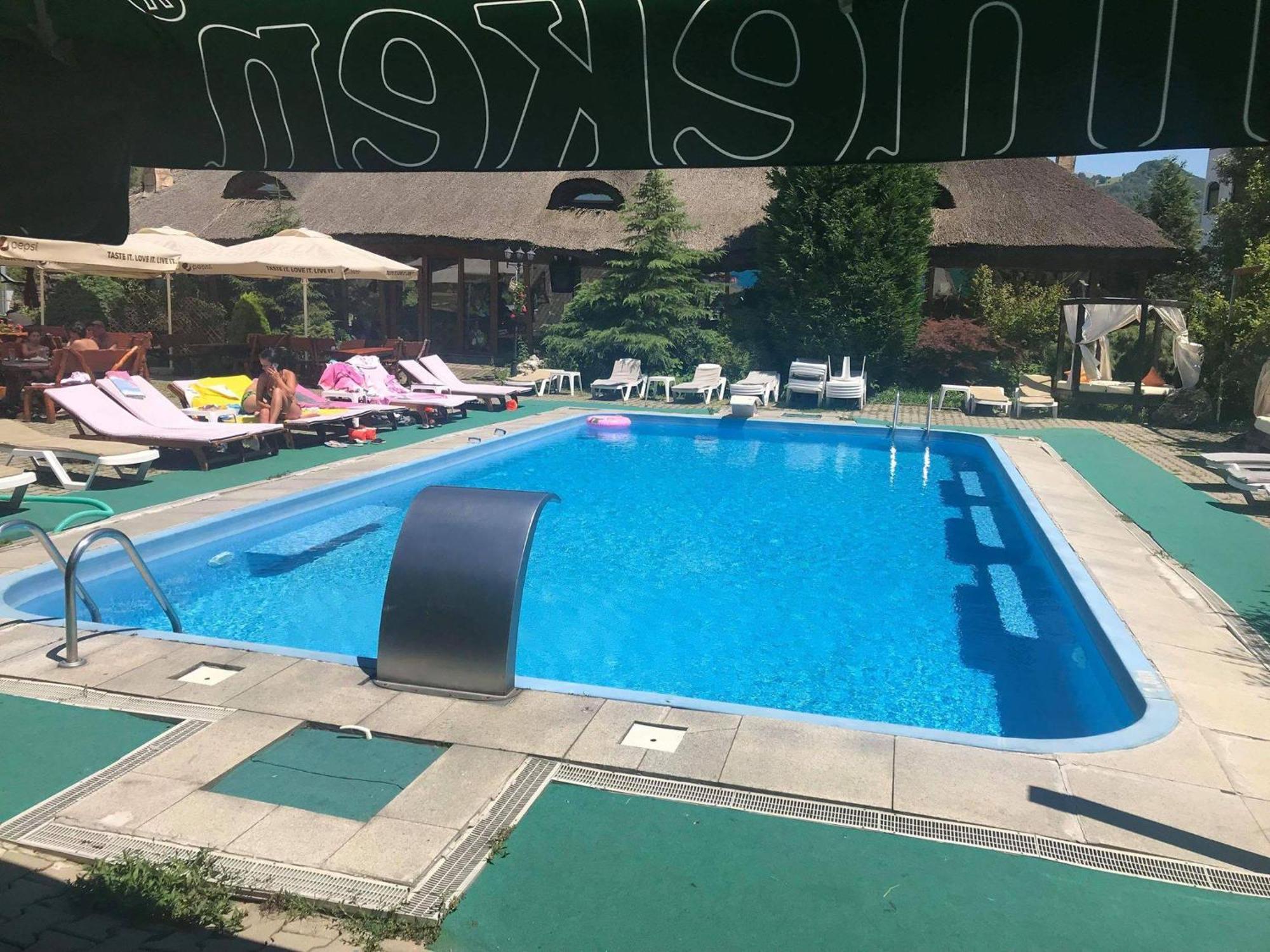 Castelul De Vis Hotell Petroşani Exteriör bild