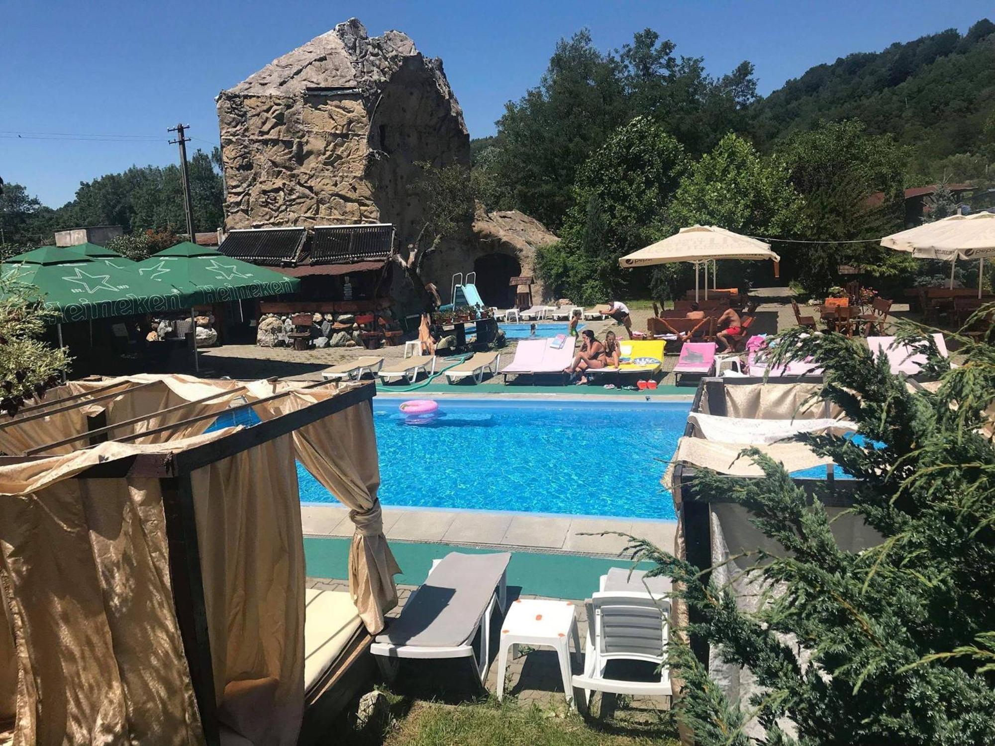 Castelul De Vis Hotell Petroşani Exteriör bild