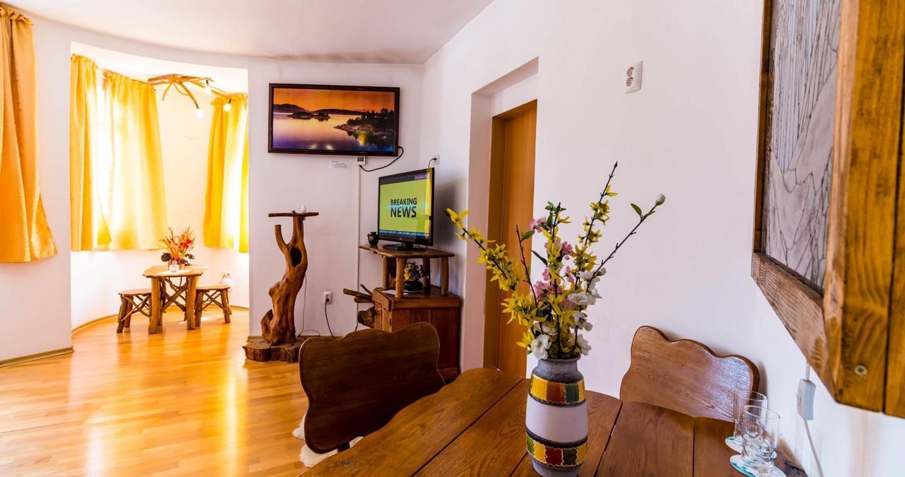 Castelul De Vis Hotell Petroşani Exteriör bild