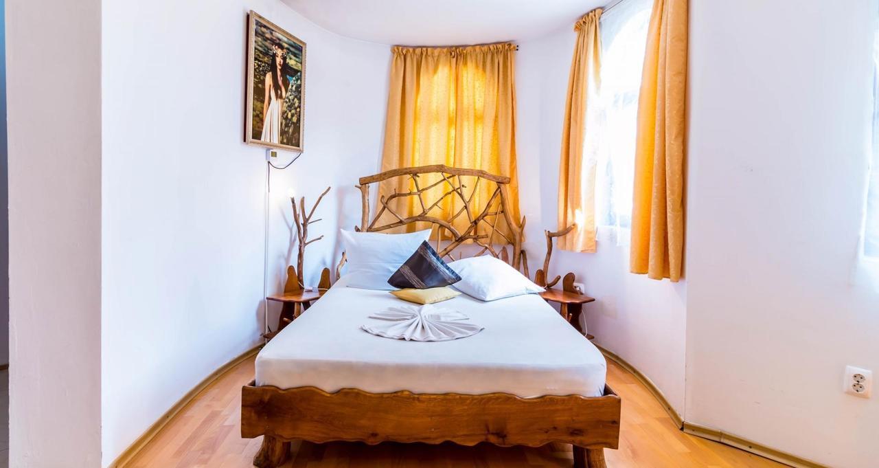 Castelul De Vis Hotell Petroşani Exteriör bild