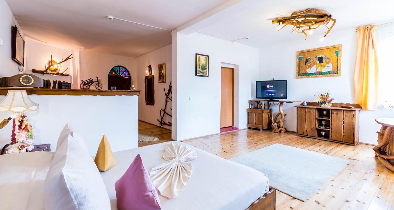 Castelul De Vis Hotell Petroşani Exteriör bild