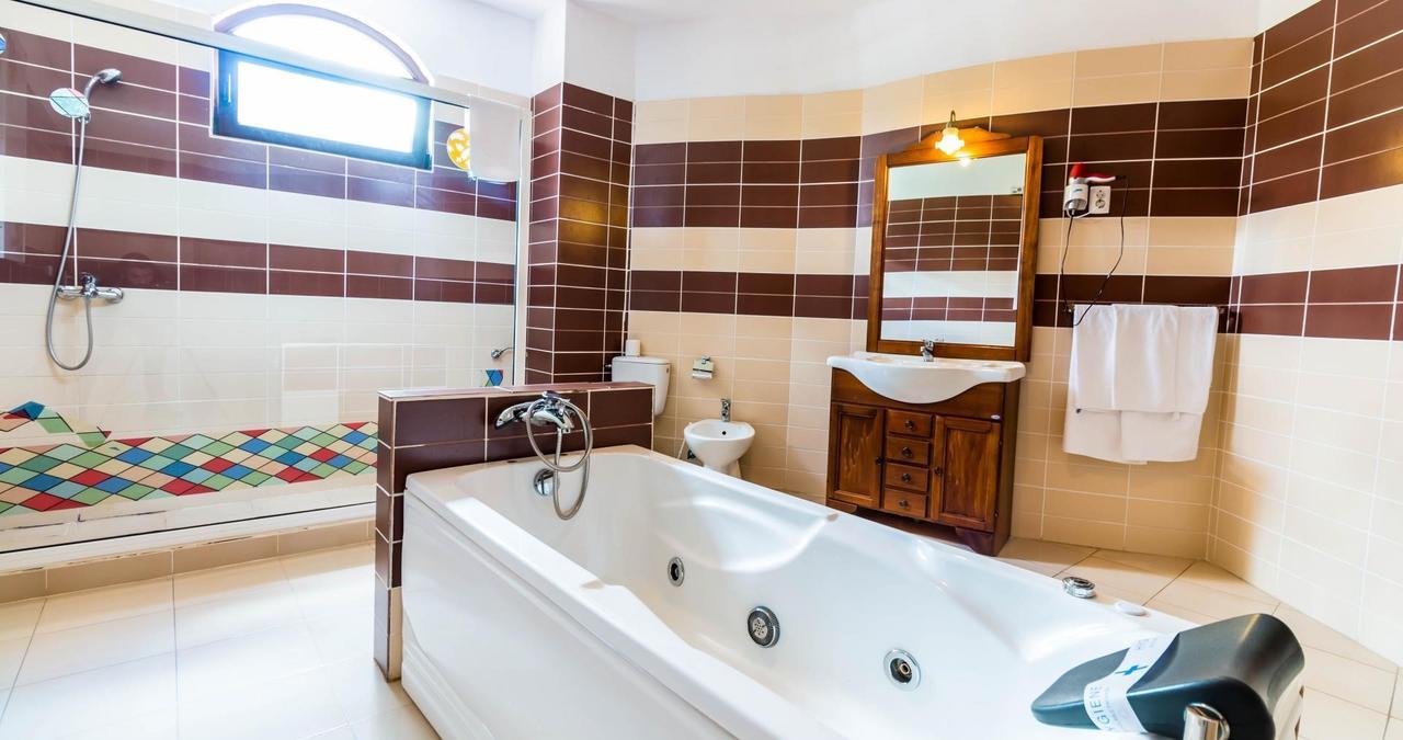 Castelul De Vis Hotell Petroşani Exteriör bild