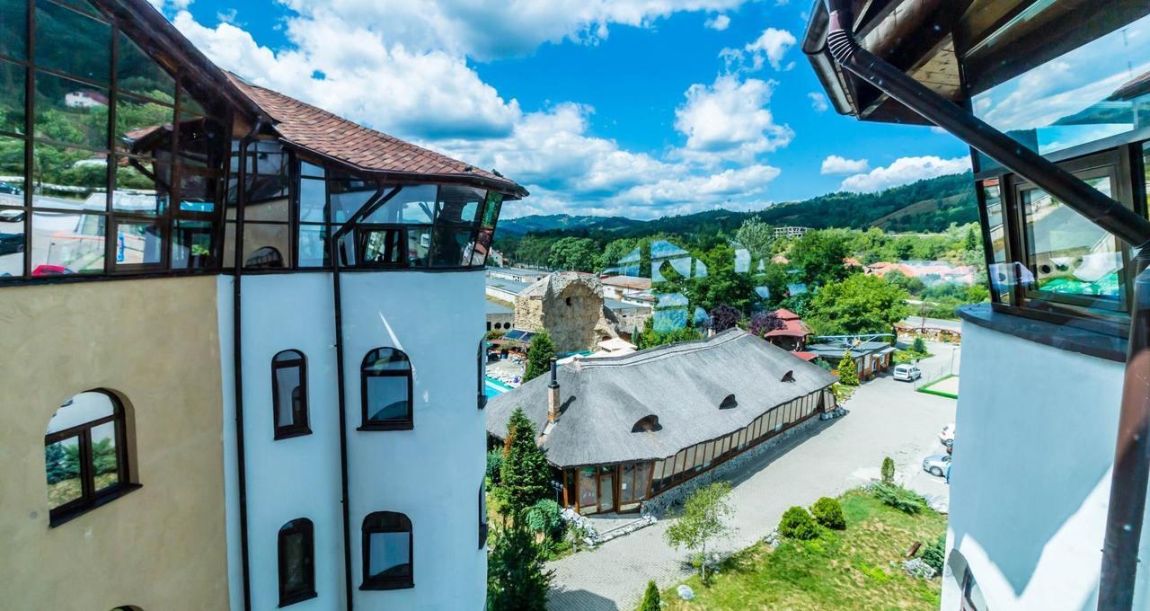 Castelul De Vis Hotell Petroşani Exteriör bild