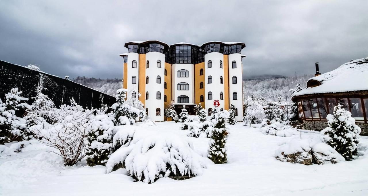 Castelul De Vis Hotell Petroşani Exteriör bild